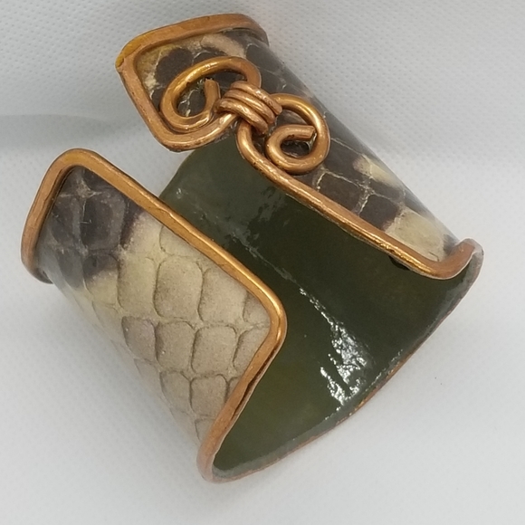 B Snake Skin Cuff Green Interior - Picture 3 of 7